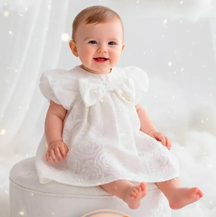 Bebê com vestido branco